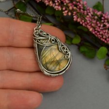 Wisiorek z labradorytem, wire wrapping, stal chirurgiczna, labradoryt wisior
