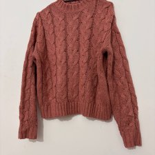 Różowy sweter z grubym splotem, ciepły pleciony model oversize