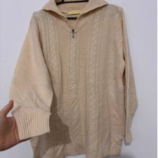 Kremowy sweter z zamkiem półgolf, ciepły prążkowany splot, miękki i wygodny