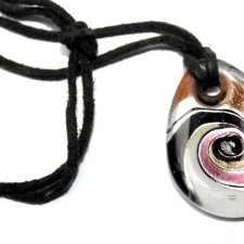 SZKLANY piękny  wisiorek na  rzemyku