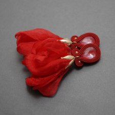 czerwone klipsy sutasz z kwiatkiem