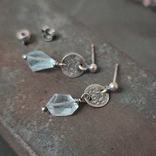Kolczyki z akwamarynem i blaszką na sztyfcie