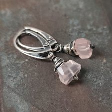 Różowy kwarc. Srebrne kolczyki.