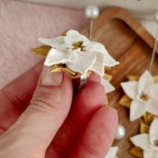 Pierścionek z białą poinsecją