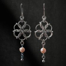 Kolczyki chainmaille z perłami słodkowodnymi 8,5 cm stal chirurgiczna