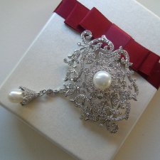 PERŁOWA BROSZKA WISIOR