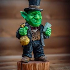 Ręcznie rzeźbiony goblin z drewna lipowego – kolorowa rzeźba z ośrodka sztuki ludowej w Paszynie