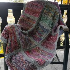 Narzuta w szarościach wykonana z kwadratów