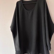 Czarny oversize sweter z regulowanym dołem, strukturalna dzianina, 7XL/8XL