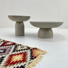 stolik okrągły boczny kawowy z mikrocementu szaro-beżowy