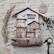 Rustykalny wieszak z jasnym miasteczkiem on 1