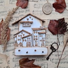 Rustykalny wieszak z  białym miasteczkiem on 2