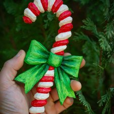 Ręcznie rzeźbiona ozdoba świąteczna z drewna – Cukrowa laska