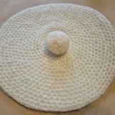 Unikatowy beret z moherowej włóczki.