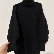 Czarny gruby sweter z golfem i bufiastymi rękawami, ciepły i miękki, oversize