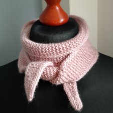 Zwężany szalik na drutach