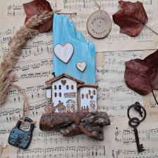 Rustykalny wieszak z białymi domkami no 2