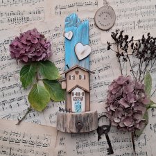 Rustykalny wieszak z kremowym domkiem no 3