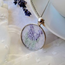 Naszyjnik haftowany ręcznie Lawendowy poranek 2