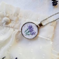 Naszyjnik haftowany ręcznie Lawendowy poranek mały