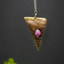 RUBIN naturalny - Wisiorek z drewna akacji, amulet zamknięty w kawałku drewna, Wood Pendant, Wooden Jewelry, biżuteria z drewna