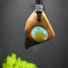 Agat zielony - Wisiorek z drewna brzozy, amulet zamknięty w kawałku drewna, Wood Pendant, Wooden Jewelry, biżuteria z drewna