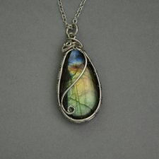 Wisiorek z kolorowym labradorytem, wire wrapping, stal chirurgiczna, labradoryt wisior