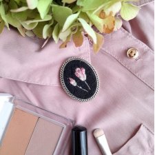 Broszka Magnolie wieczorową porą haft ręczny