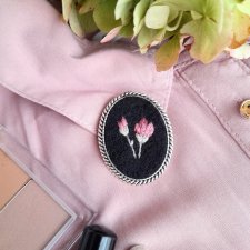 Broszka Magnolie wieczorową porą pionowa