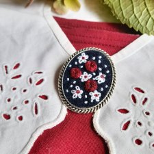 Broszka Różana rabatka bordo