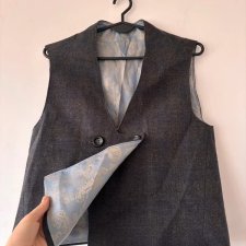 Grafitowa kamizelka damska • podszewka paisley • zapinana na dwa guziki