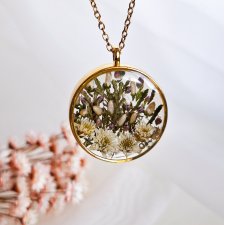 Wisiorek z żywicy z suszonymi kwiatami