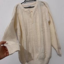 Kremowy ciepły sweter z fakturą, miękki oversize, klasyczny fason, zimowy fason