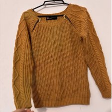 Ciepły model z ozdobnymi zamkami i warkoczowymi rękawami, kolor musztardowy