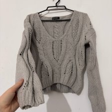 Szary ażurowy sweter z grubym splotem, krótszym fasonem i głębokim dekoltem S Tally Weijl