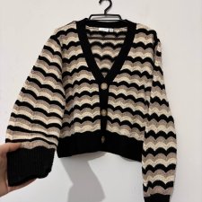 Stylowy sweter VILA w czarno-beżowy wzór fal, miękki, wygodny, zapinany na guziki M