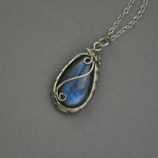 Wisiorek z niebieskim labradorytem, wire wrapping, stal chirurgiczna, labradoryt wisior
