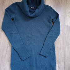 Dłuższy golf w pięknym morskim kolorze. 100 % wełna jagnięca