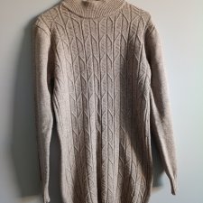 Beżowy pleciony sweter. Miękki i bardzo ciepły.
