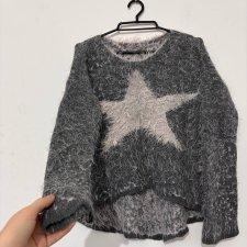 Puszysty sweter z dużą białą gwiazdą, włochacz "travis" 50% angora Made In Italy Rozmiar M / 38 / 10