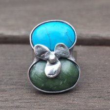 Z kwiatkiem - pierścionek regulowany