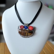 naszyjnik z witrażowym wisiorem TRIOS tygrysie oko, koral, jadeit