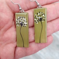 KOLCZYKI ZE SZKŁA WZÓR KWIAT NA OLIWKOWYM TLE