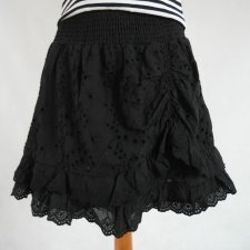 AŻUROWE HAFTY Z FALBANKAMI x