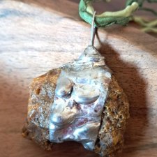 DUŻY BURSZTYN I JEDWAB - AUTORSKI NASZYJNIK