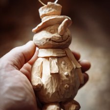 Bałwanek z drewna Ręcznie rzeźbiony – ozdoba świąteczna / dekoracja zimowa