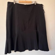 Czarna, elegancka spódnica o kobiecym kroju z delikatnym rozkloszowaniem u dołu LOOK Rozmiar XL / 42 / 14