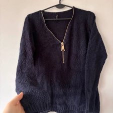 Granatowy sweter z zamkiem V-neck – klasyczny i kobiecy