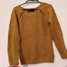 Ciepły model z ozdobnymi zamkami i warkoczowymi rękawami, kolor musztardowy  Me Gusta Rozmiar XS / 34 / 6