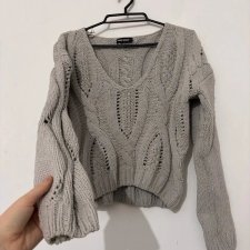 Szary ażurowy sweter z grubym splotem, krótszym fasonem i głębokim dekoltem S / M